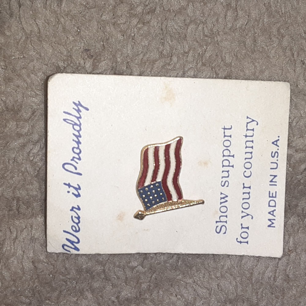 SUPPORT YOUR COUNTRY FLAG PIN NRMINT CONDITION